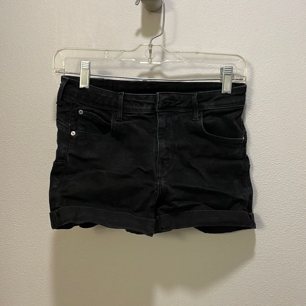 𝅺H and M woman’s black denim push up shorts